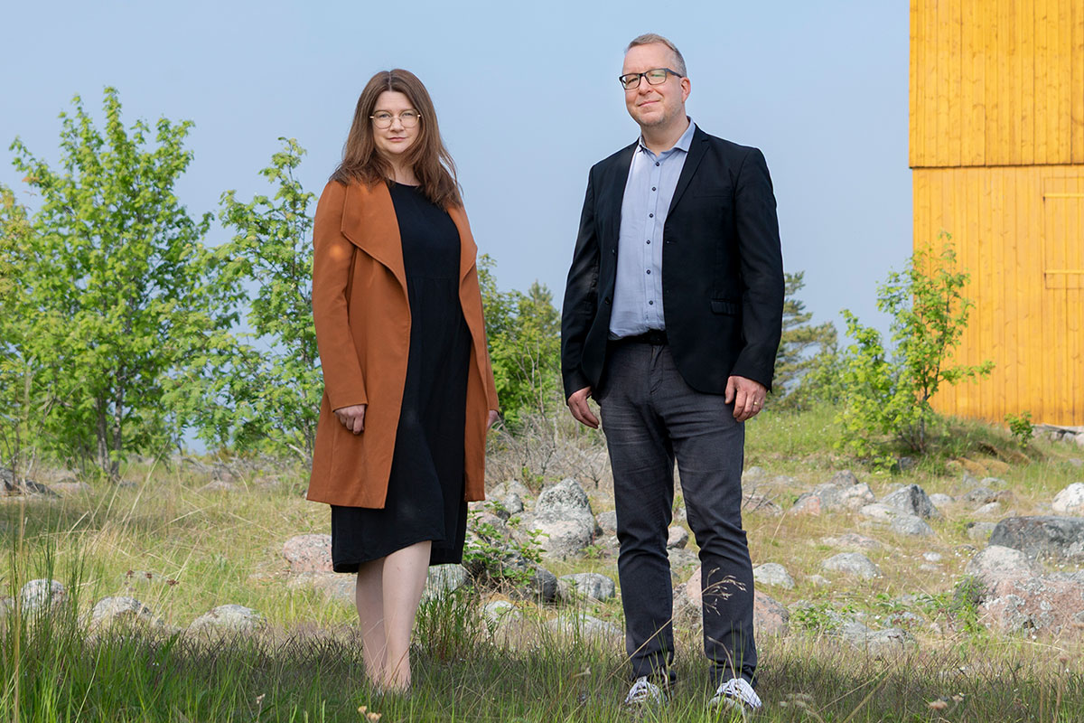 Asianajotoimisto Lakitaskun henkilöstöä Yritys-sivun kuvituskuvassa